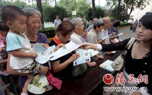 工作人員向市民發(fā)放環(huán)保知識讀本。