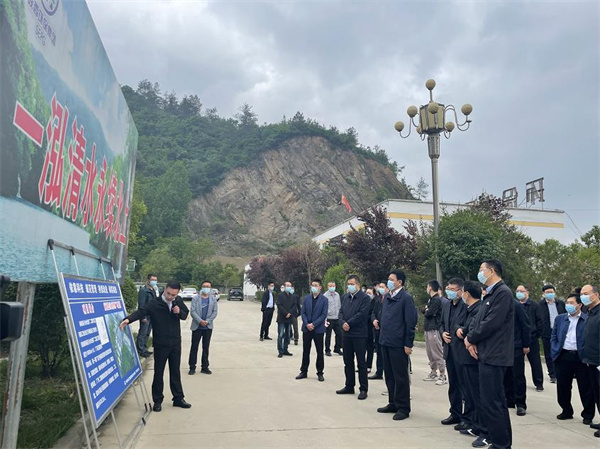 省政協(xié)港澳臺(tái)僑和外事委主任閆超英到水環(huán)境公司商南縣污水處理廠(chǎng)調(diào)研.jpg