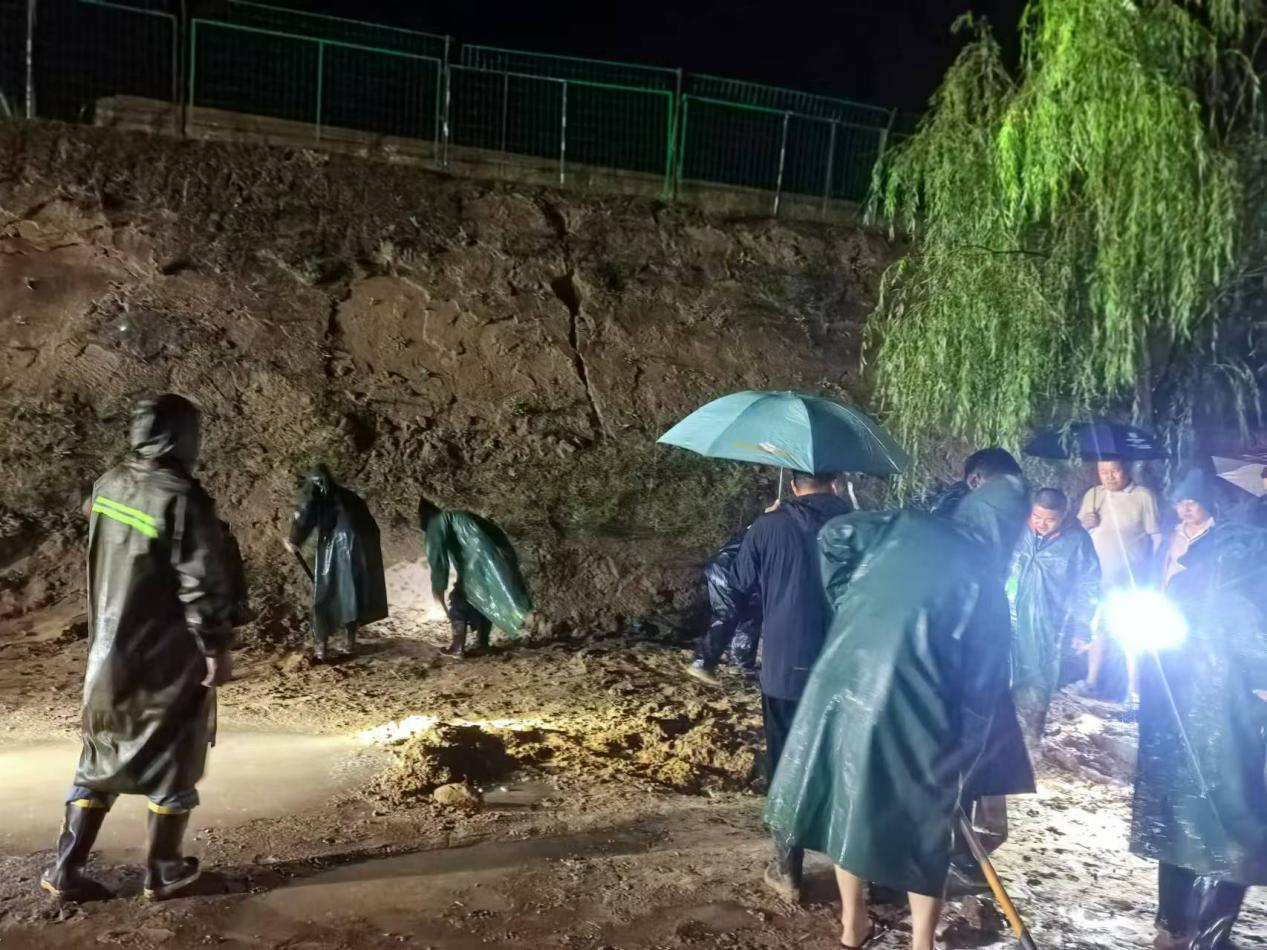 油氣工程公司王渠則站組織全員“戰(zhàn)暴雨、搶排險(xiǎn)、保安全”.jpg